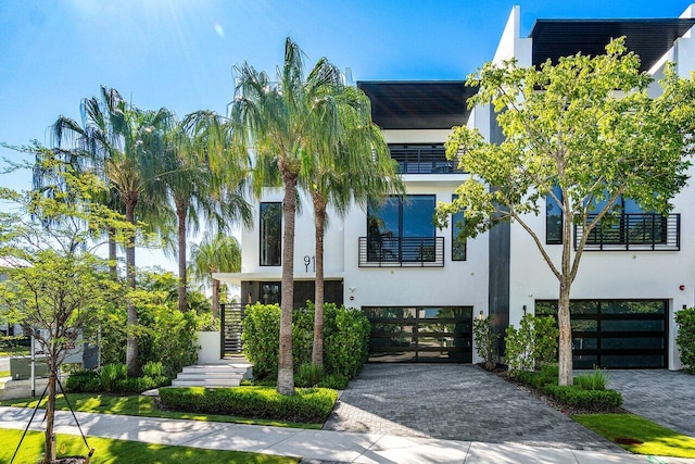 914 Palm Trl, Delray Beach, FL 33483 - view of front of home featuring decorative driveway, stucco siding, and a carport