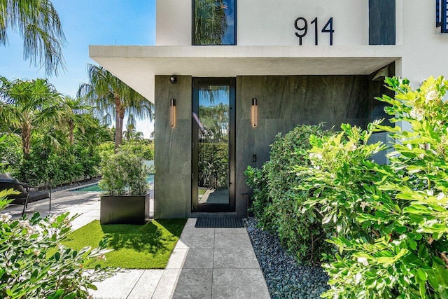 914 Palm Trl, Delray Beach, FL 33483 - property entrance featuring stucco siding