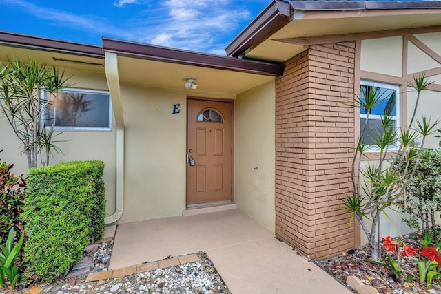 view of exterior entry featuring stucco siding