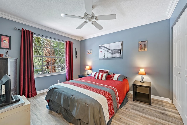 4474 Thornwood Cir, Palm Beach Gardens, FL 33418 - bedroom with crown molding, wood finished floors, baseboards, a textured ceiling, and a ceiling fan