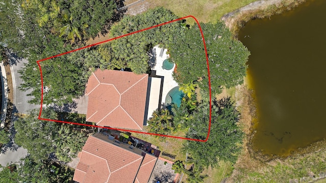 4474 Thornwood Cir, Palm Beach Gardens, FL 33418 - view from above of property with property parcel outlined, a pool, and a large body of water