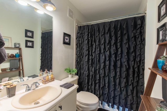 full bath featuring visible vents, curtained shower, toilet, and vanity