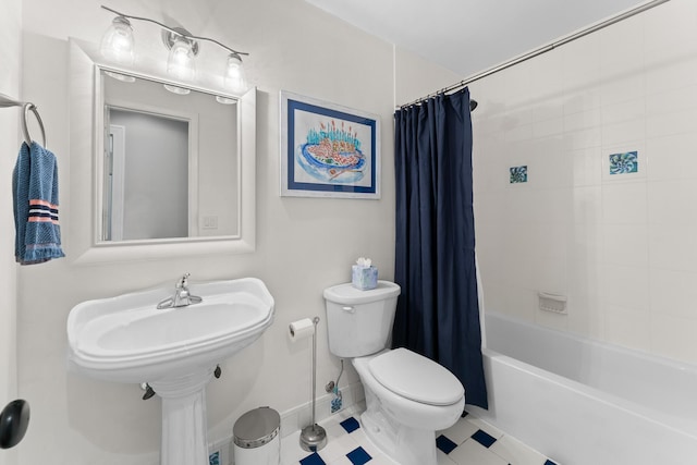 full bathroom with shower / bath combo with shower curtain, baseboards, tile patterned floors, and toilet