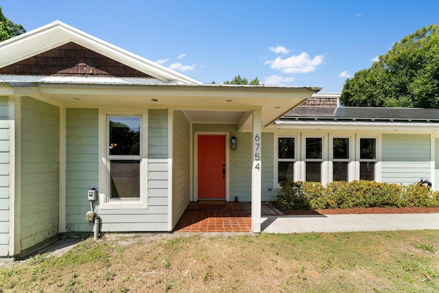 view of front of property featuring a front lawn and metal roof