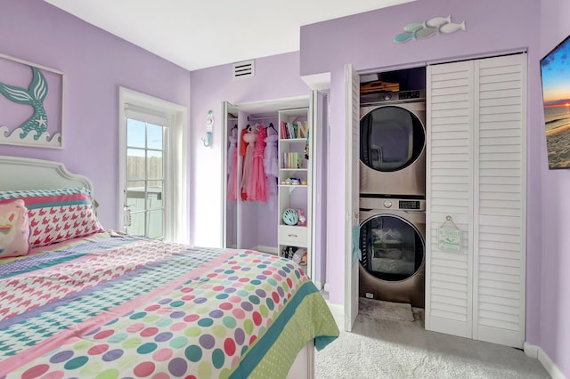 1065 SW 13th St, Boca Raton, FL 33486 - bedroom featuring carpet floors, visible vents, a closet, baseboards, and stacked washer / drying machine