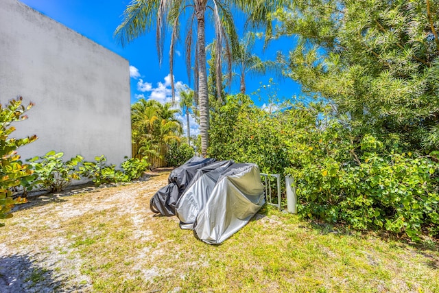 1501 NE 13th Ter Unit H-9, Jensen Beach, FL 34957 - view of yard with fence