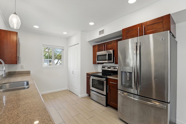 kitchen with a sink, stainless steel appliances, baseboards, recessed lighting, and visible vents