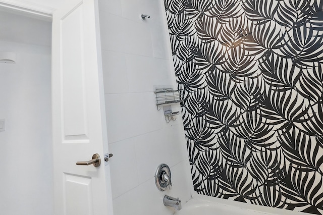 bathroom with bathtub / shower combination