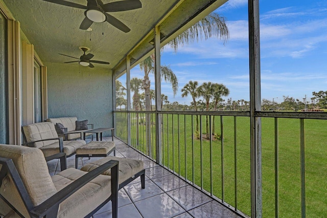 sunroom with ceiling fan