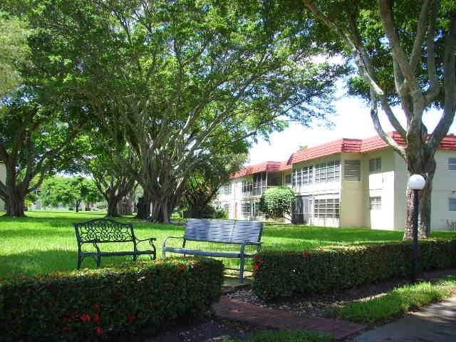 19 Abbey Ln Unit 203, Delray Beach, FL 33446 - surrounding community with a lawn