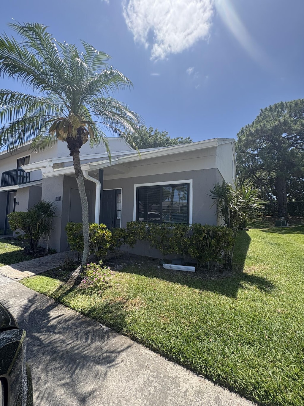 view of front of home featuring stucco siding and a front yard