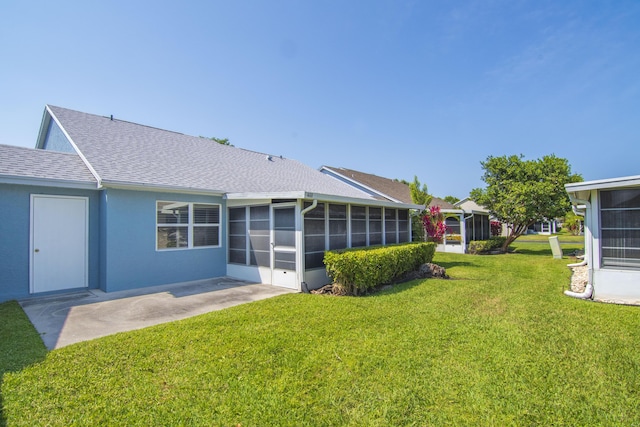 460 NW Turin Ct, Port Saint Lucie, FL 34986 - rear view of house featuring a sunroom, roof with shingles, and a yard