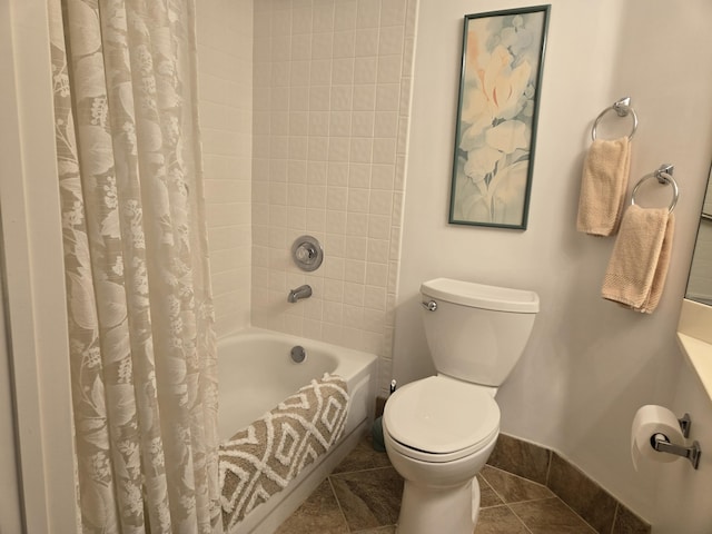 5135 Floria Dr Unit G, Boynton Beach, FL 33437 - full bath featuring baseboards, tile patterned floors, toilet, and shower / bath combo with shower curtain
