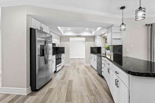 kitchen featuring crown molding, stainless steel appliances, and light wood finished floors