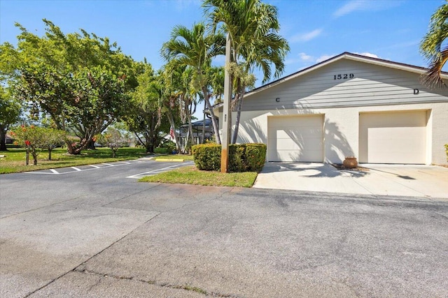 view of front of house with driveway