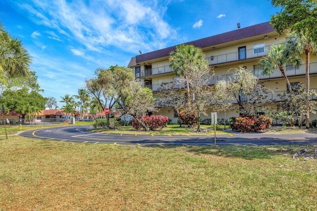 3301 NW 47th Ter Unit 410, Lauderdale Lakes, FL 33319 - view of community featuring a yard