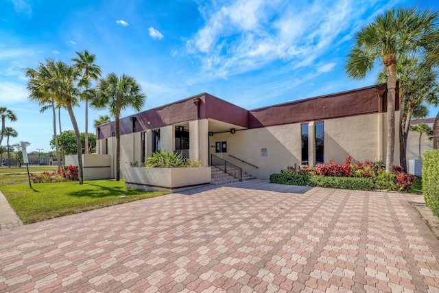 3301 NW 47th Ter Unit 410, Lauderdale Lakes, FL 33319 - view of front of home with stucco siding and a front yard