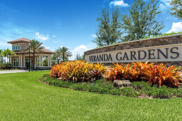 community / neighborhood sign featuring a yard