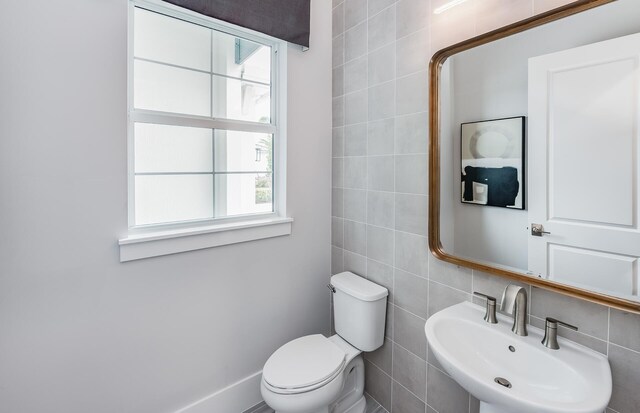 20136 Se Bridgewater Drive Livingston Model, Jupiter, FL 33458 - bathroom with a sink, tile walls, and toilet