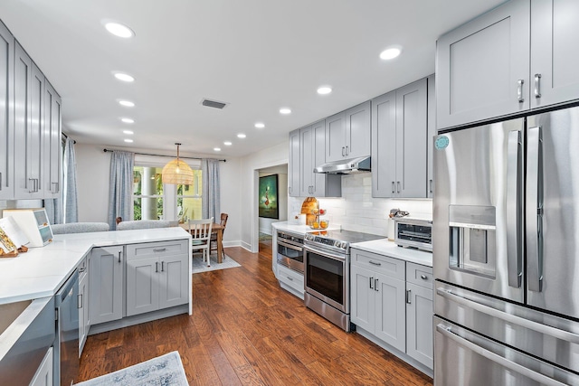 kitchen featuring visible vents, gray cabinets, under cabinet range hood, and stainless steel appliances