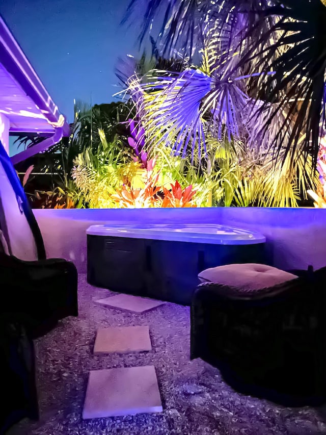 view of yard featuring a jacuzzi