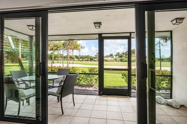 4107 Kittiwake Ct Kittiwake, Unit Kittiwake, Boynton Beach, FL 33436 - sunroom / solarium with golf course view and outdoor dining space