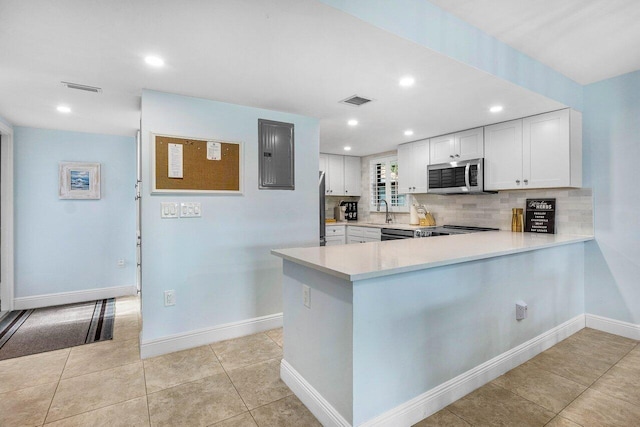 4107 Kittiwake Ct Kittiwake, Unit Kittiwake, Boynton Beach, FL 33436 - kitchen with appliances with stainless steel finishes, electric panel, light countertops, tasteful backsplash, and a peninsula