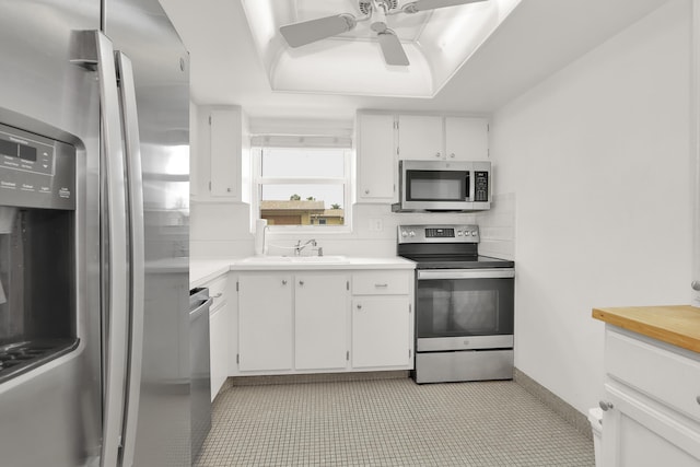 unfurnished room with an inviting chandelier, light tile patterned floors, and visible vents