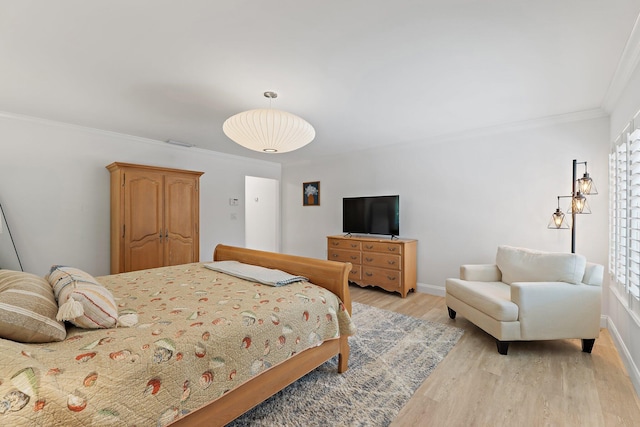 1256 Holly Cove Dr, Jupiter, FL 33458 - bedroom featuring crown molding, light wood finished floors, baseboards, and visible vents