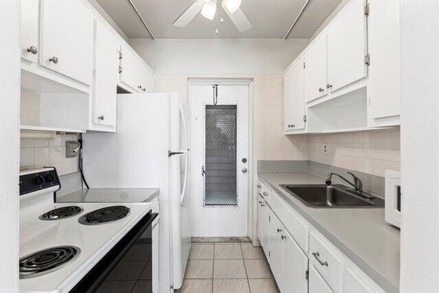 1118 Lake Ter Unit H209, Boynton Beach, FL 33426 - dining area featuring visible vents, wood finished floors, baseboards, a textured ceiling, and a ceiling fan