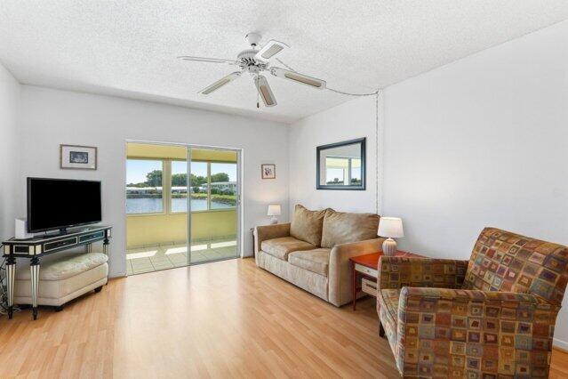 1118 Lake Ter Unit H209, Boynton Beach, FL 33426 - kitchen with a sink, a ceiling fan, white microwave, and light countertops