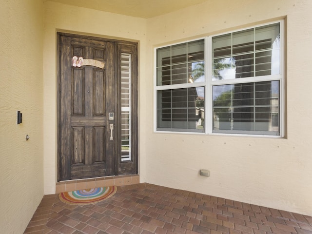 view of exterior entry featuring stucco siding