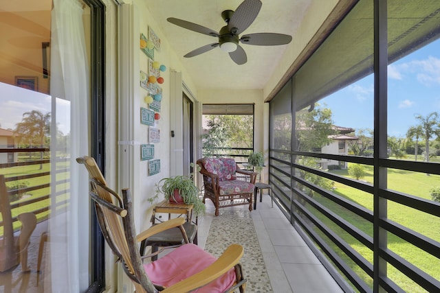 sunroom / solarium featuring a ceiling fan