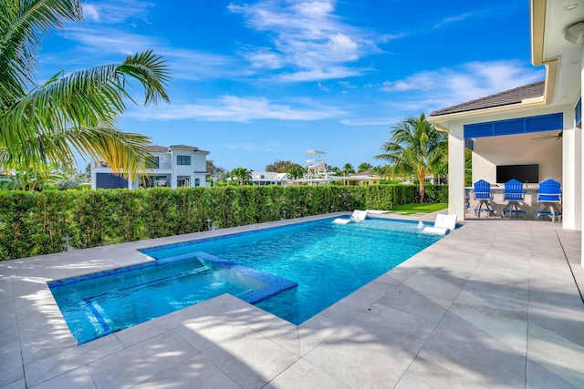 view of pool featuring a patio, a pool with connected hot tub, outdoor dining area, and ceiling fan