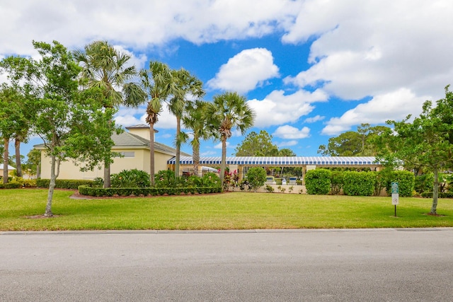view of front facade featuring a front lawn