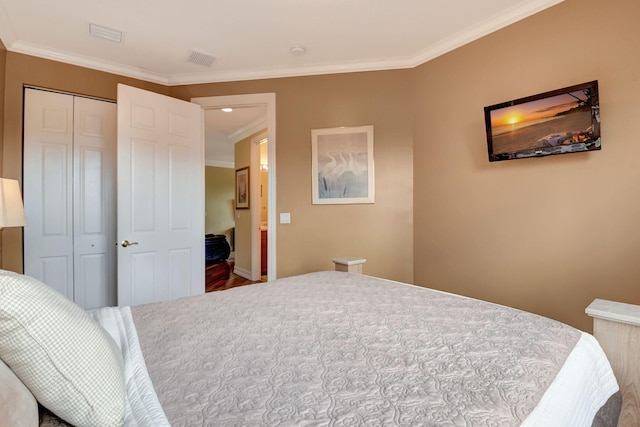 8841 Cobblestone Point Cir, Boynton Beach, FL 33472 - bedroom featuring crown molding, wood finished floors, visible vents, and a closet