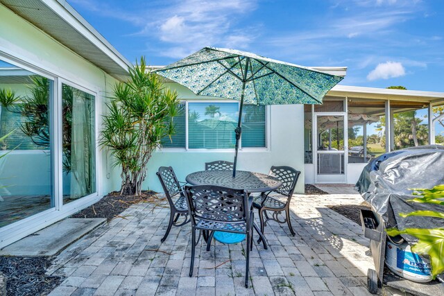 2971 SE Morningside Blvd, Port Saint Lucie, FL 34952 - view of patio featuring a sunroom and outdoor dining space