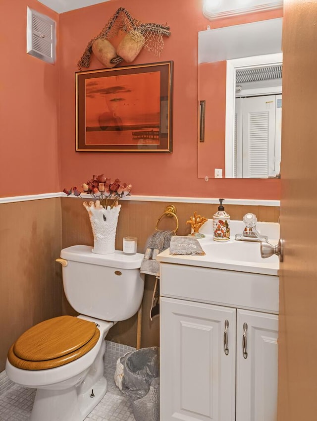 216 Sheffield I Unit 216, West Palm Beach, FL 33417 - bathroom featuring toilet, vanity, and wainscoting