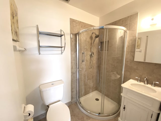 1120 Mahogany Way Unit 203, Delray Beach, FL 33445 - bathroom featuring vanity, a stall shower, toilet, and decorative backsplash