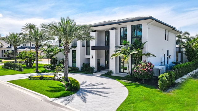 2498 Queen Palm Rd, Boca Raton, FL 33432 - contemporary house with stucco siding, curved driveway, and a front yard