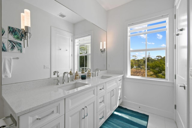 4707 SE Manatee Way, Stuart, FL 34997 - full bath with a sink, baseboards, a wealth of natural light, and visible vents
