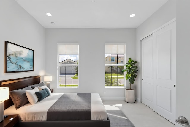 bedroom with recessed lighting, baseboards, and a closet