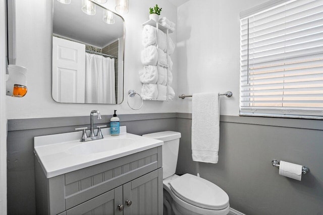 full bath with vanity, toilet, and a shower with shower curtain
