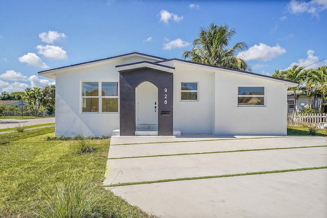 928 Market St, West Palm Beach, FL 33401 - view of front of property with a front lawn, stucco siding, and fence