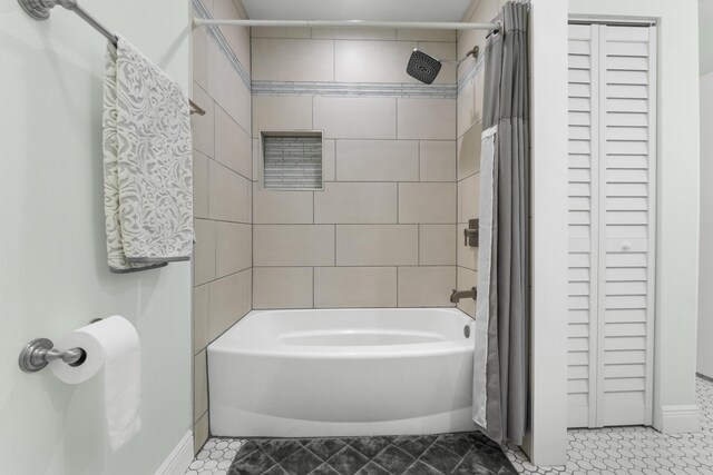full bath with baseboards and shower / bath combination with curtain