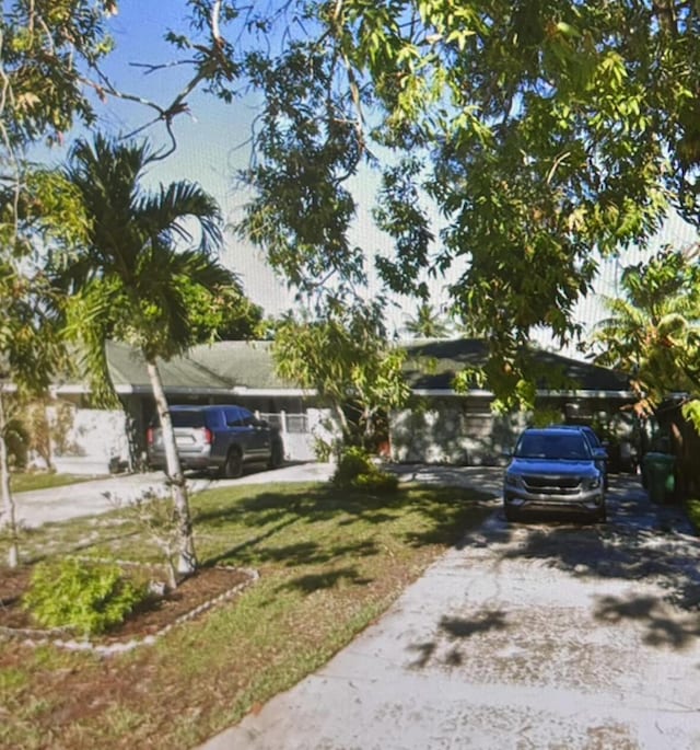 view of front of house with driveway