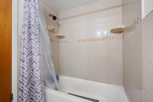 115 NE Caprona Ave, Port Saint Lucie, FL 34983 - full bathroom featuring shower / bathtub combination with curtain