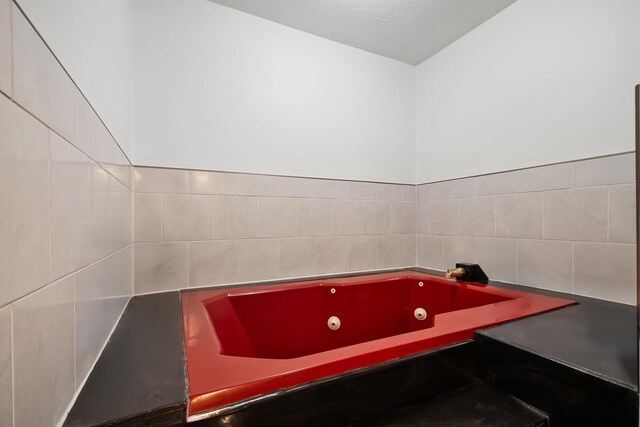 115 NE Caprona Ave, Port Saint Lucie, FL 34983 - bathroom featuring a jetted tub