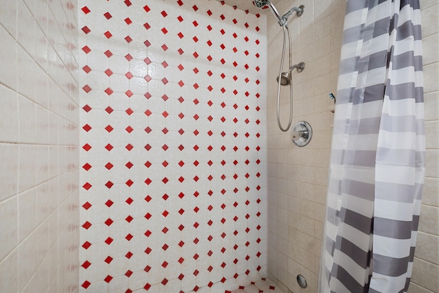115 NE Caprona Ave, Port Saint Lucie, FL 34983 - details featuring a tile shower