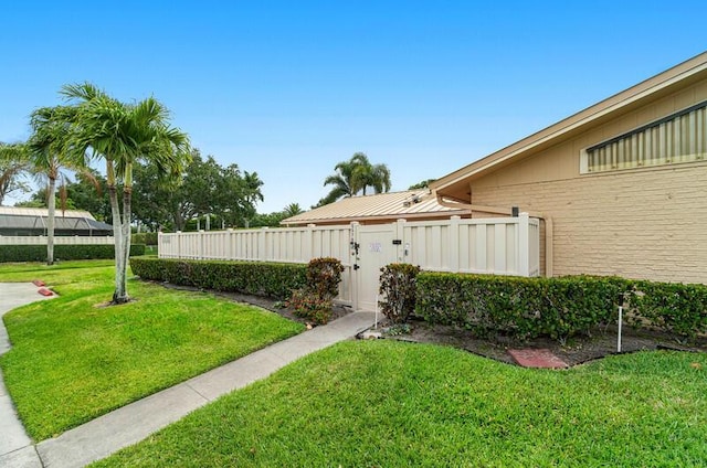 5578 Golden Eagle Cir Unit 5578, Palm Beach Gardens, FL 33418 - view of yard featuring fence and a gate